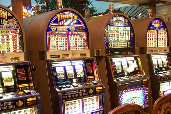 Why do classic slots have retained their popularity?